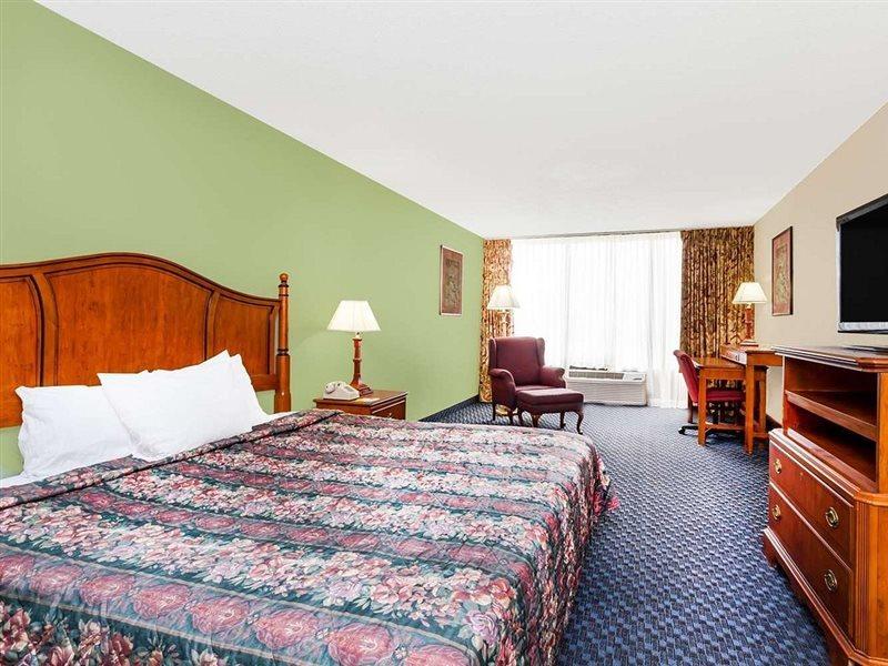 Days Inn & Suites By Wyndham Se Columbia Ft Jackson Extérieur photo