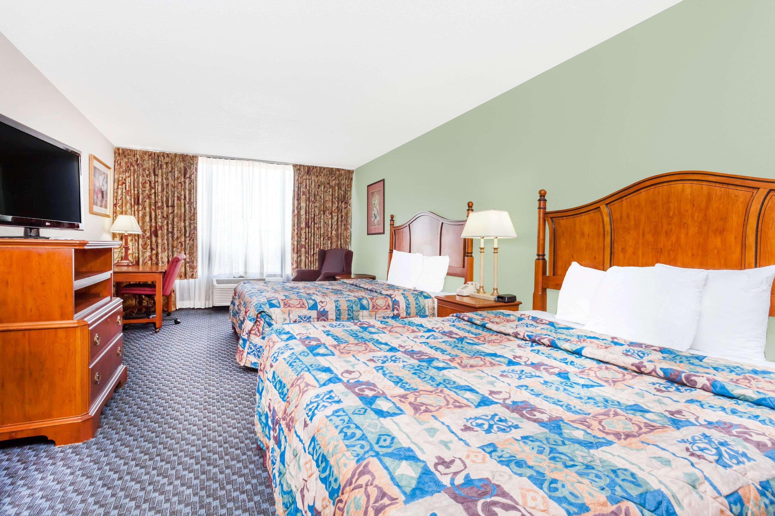 Days Inn & Suites By Wyndham Se Columbia Ft Jackson Extérieur photo