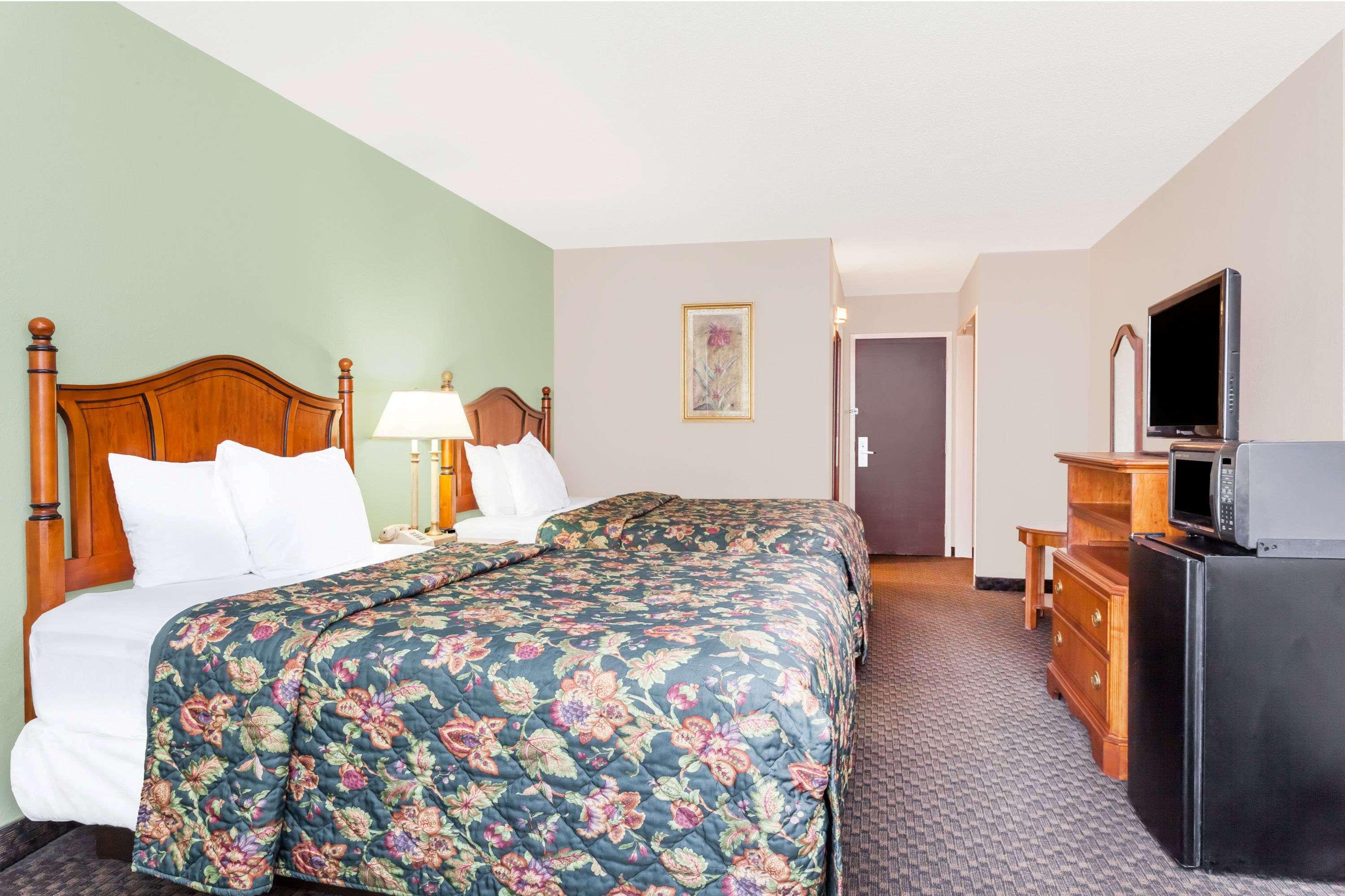 Days Inn & Suites By Wyndham Se Columbia Ft Jackson Extérieur photo