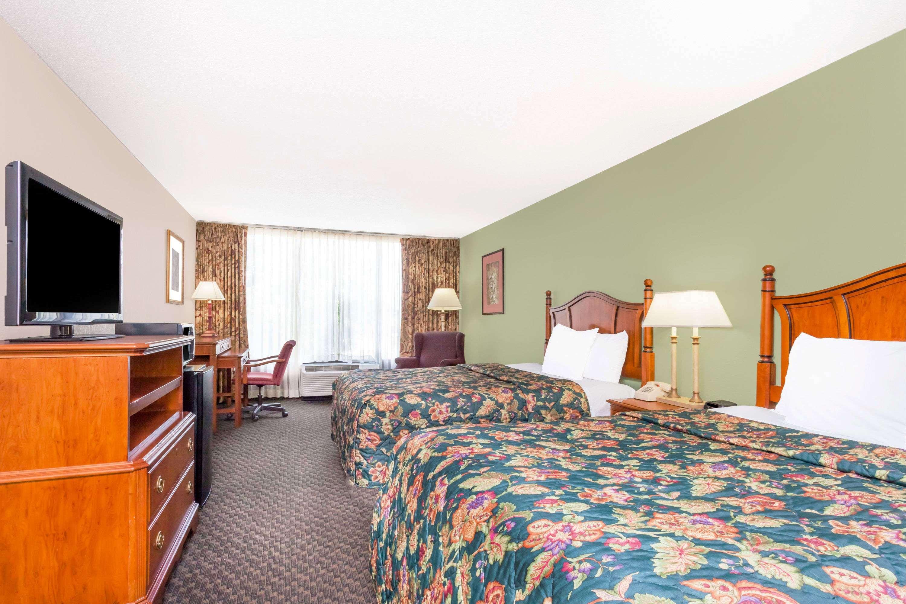 Days Inn & Suites By Wyndham Se Columbia Ft Jackson Extérieur photo
