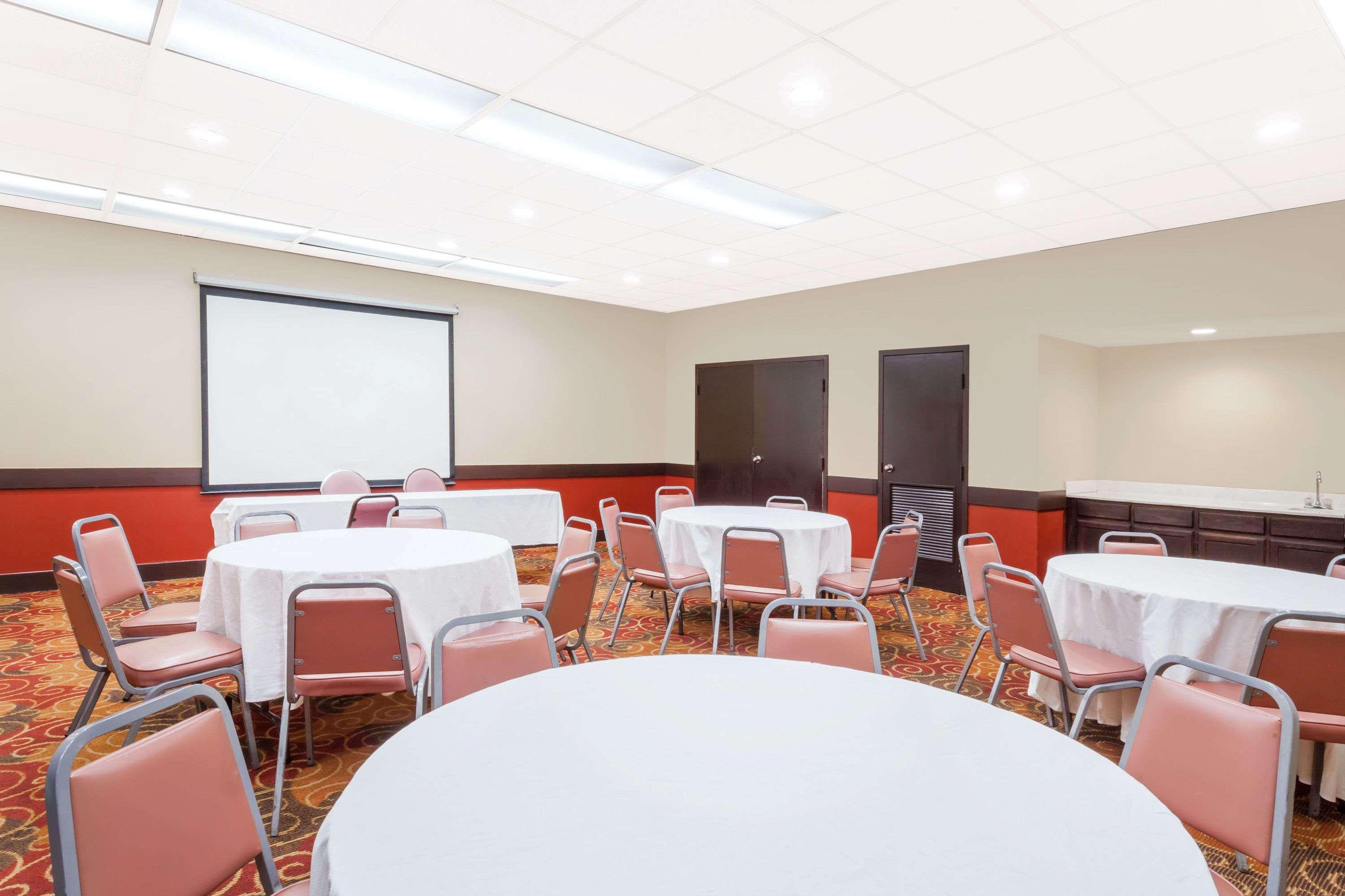 Days Inn & Suites By Wyndham Se Columbia Ft Jackson Extérieur photo