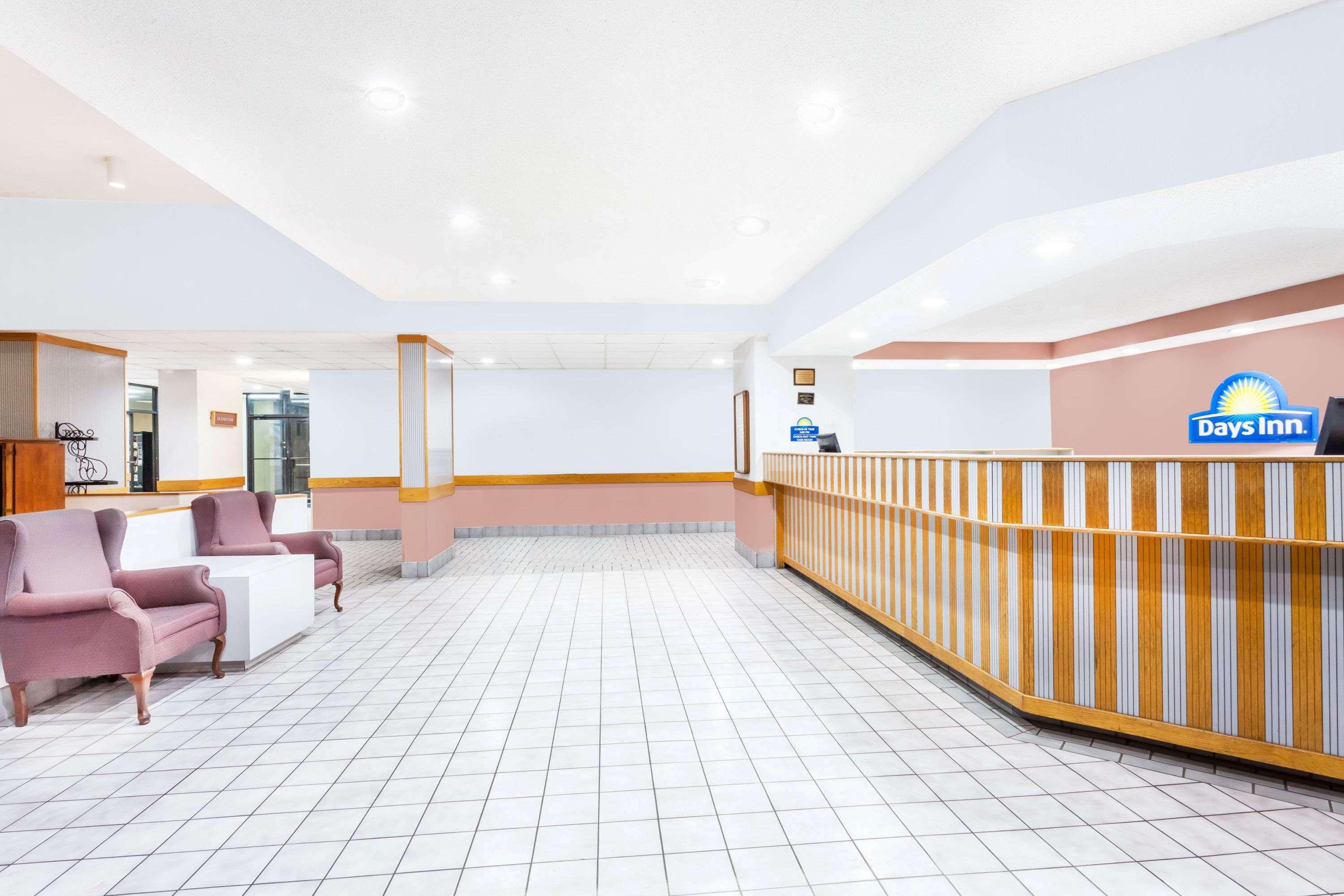 Days Inn & Suites By Wyndham Se Columbia Ft Jackson Extérieur photo
