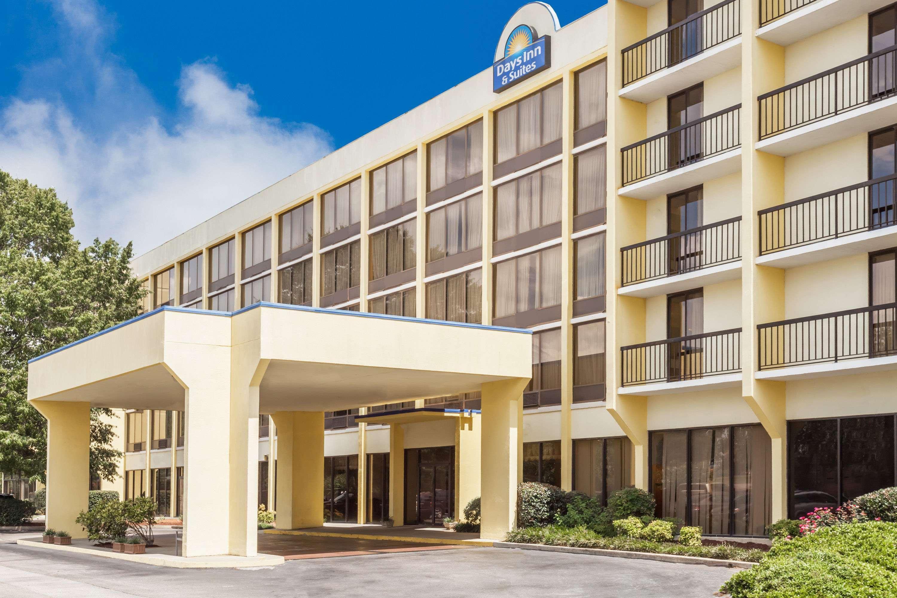 Days Inn & Suites By Wyndham Se Columbia Ft Jackson Extérieur photo