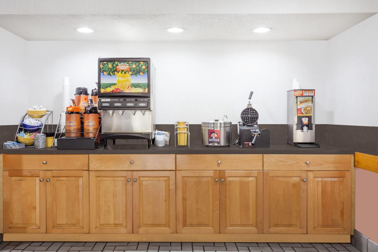 Days Inn & Suites By Wyndham Se Columbia Ft Jackson Extérieur photo
